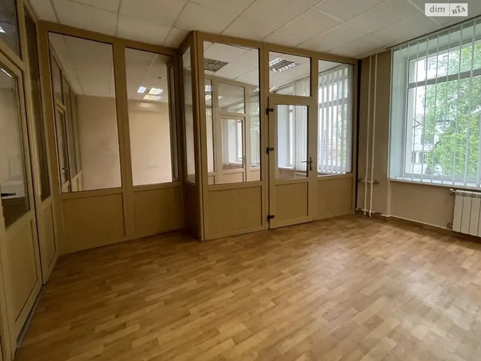 Сдается в аренду офис 76 кв. м в бизнес-центре, цена: 37430 грн - фото 1