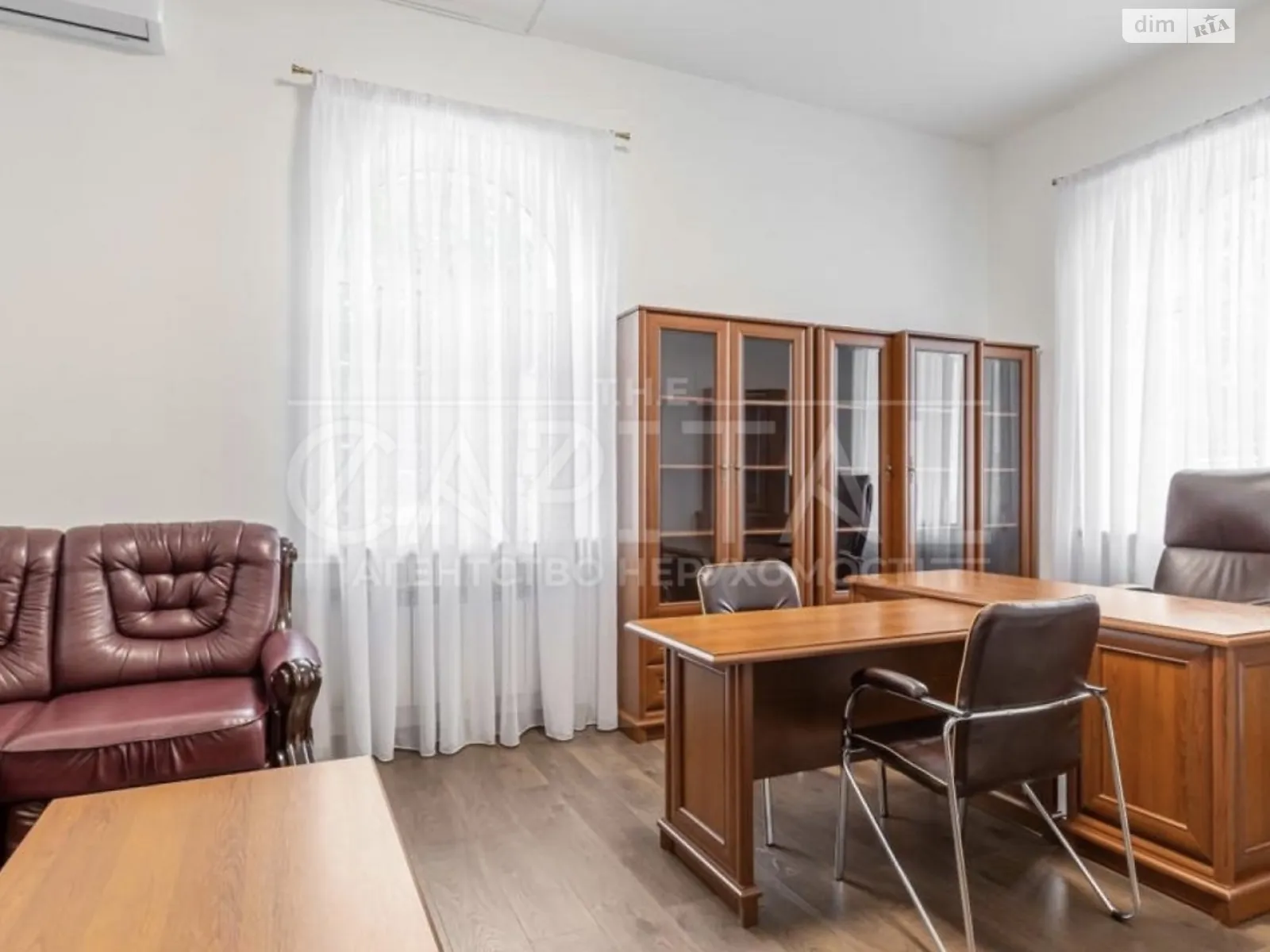 Сдается в аренду офис 100 кв. м в бизнес-центре, цена: 2000 $ - фото 1
