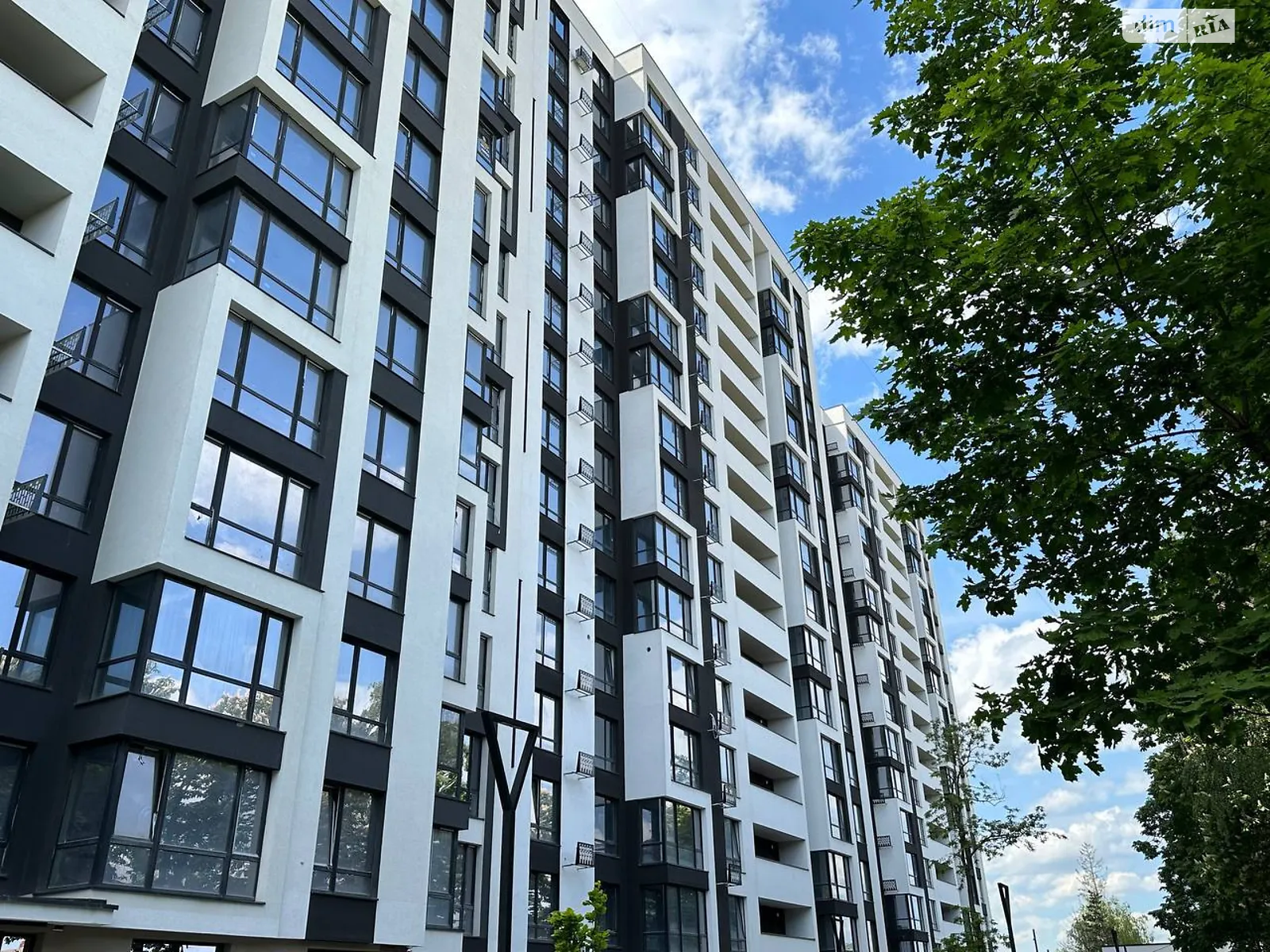 Продается 1-комнатная квартира 38 кв. м в Ивано-Франковске, ул. Ленкавского, 34 - фото 1