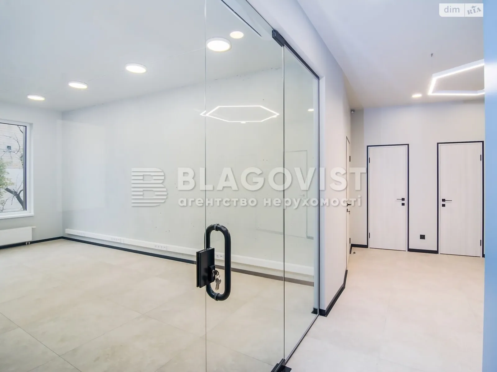 Сдается в аренду офис 140 кв. м в бизнес-центре, цена: 2400 $ - фото 1