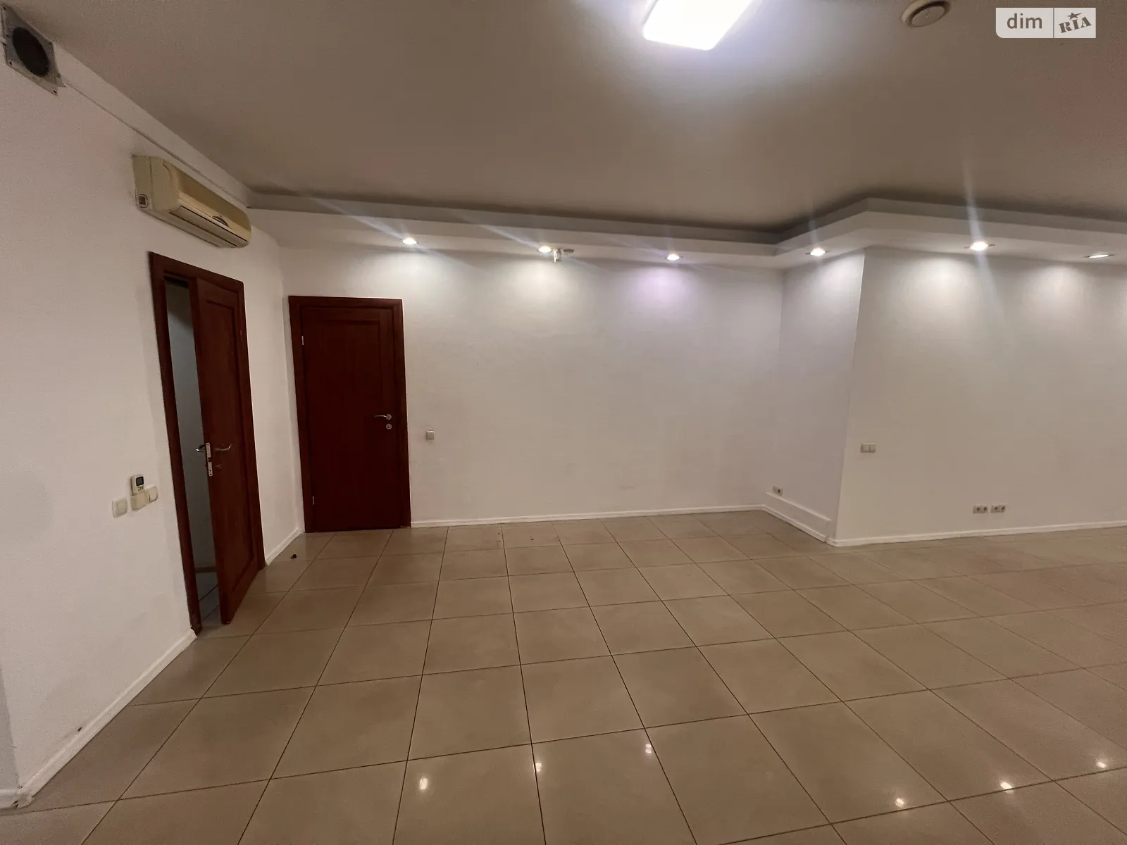 Продається офіс 55 кв. м в бізнес-центрі, цена: 107000 $ - фото 1