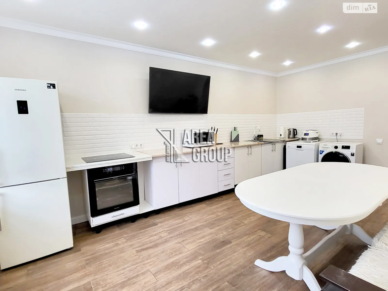 Продается дом на 2 этажа 242.2 кв. м с бассейном, цена: 155300 $ - фото 1