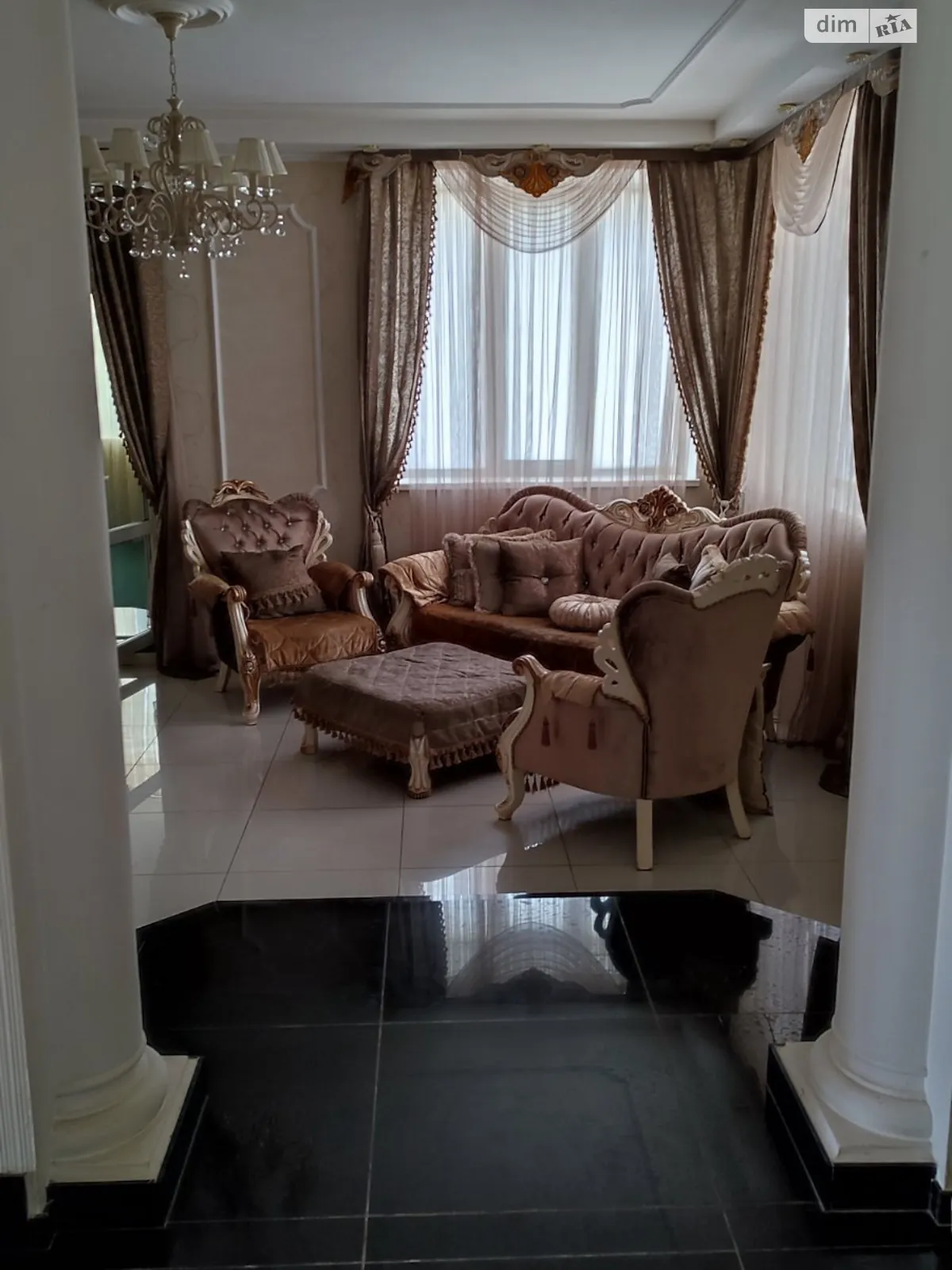 Продается дом на 2 этажа 360 кв. м с камином, цена: 375000 $ - фото 1