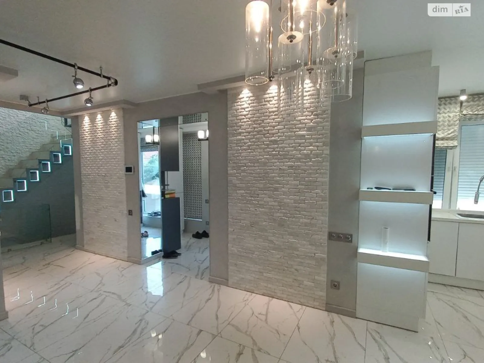 Продается дом на 2 этажа 280 кв. м с садом, цена: 209000 $ - фото 1