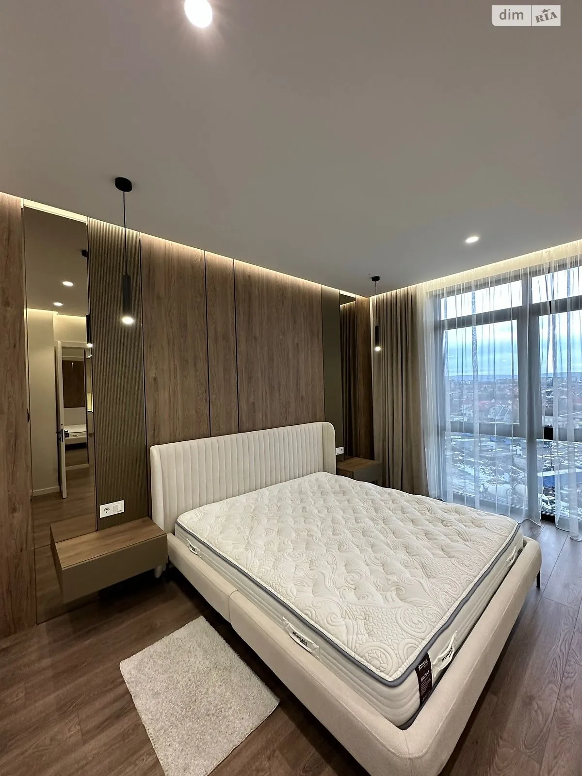 Продається 2-кімнатна квартира 87 кв. м у Ужгороді, наб. Слов'янська, 25 - фото 1