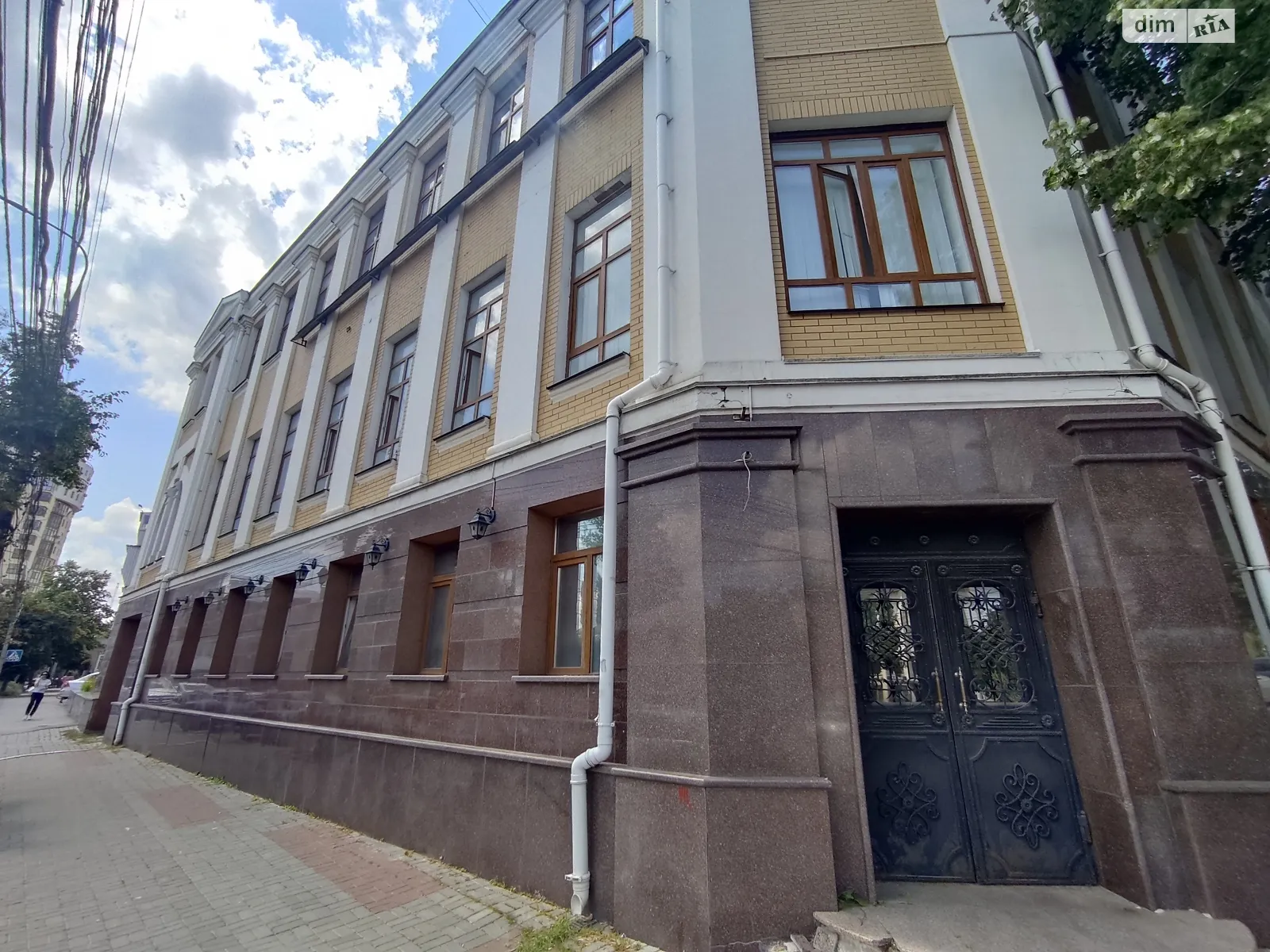 Продается помещения свободного назначения 890 кв. м в 3-этажном здании, цена: 2100000 $ - фото 1