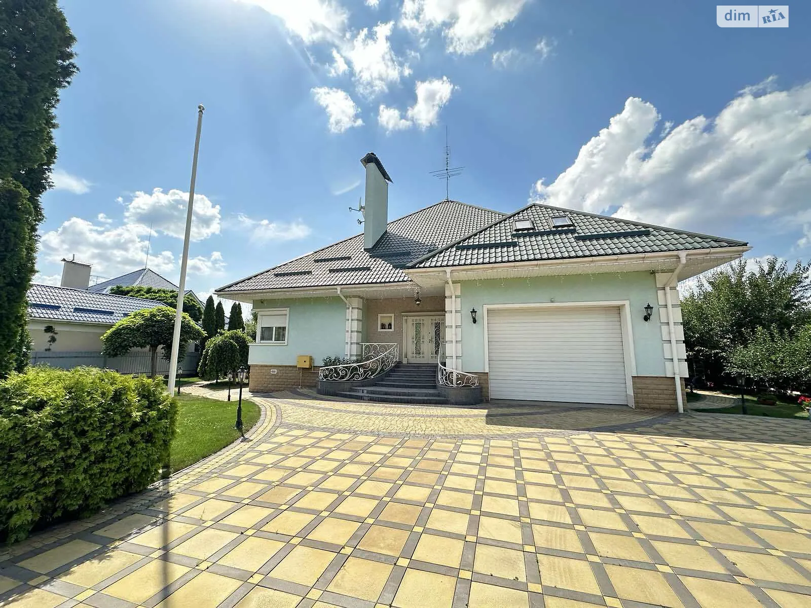 Продается дом на 2 этажа 354 кв. м с верандой, цена: 350000 € - фото 1