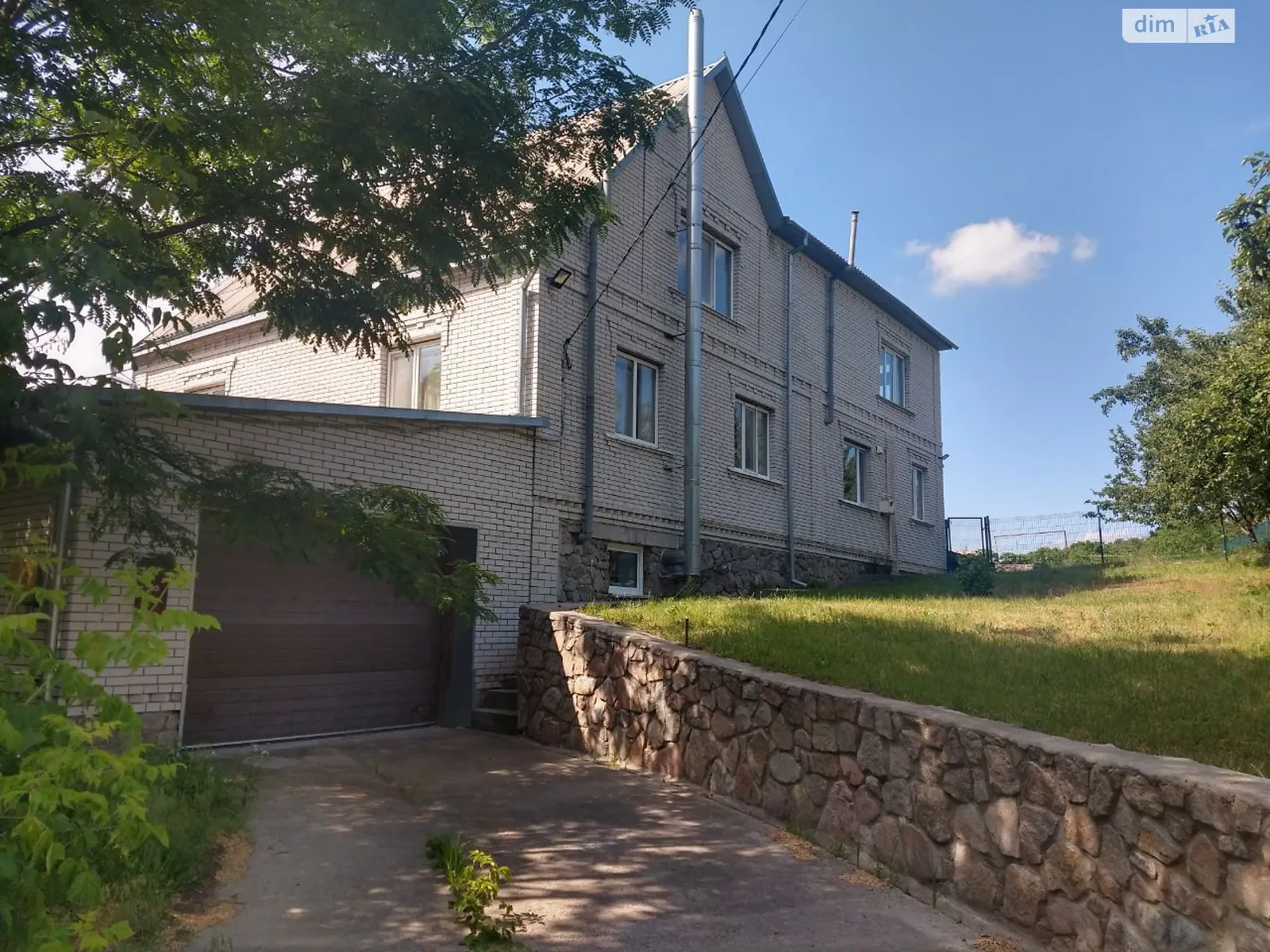 Продается дом на 3 этажа 353 кв. м с участком, ул. Независимости - фото 1