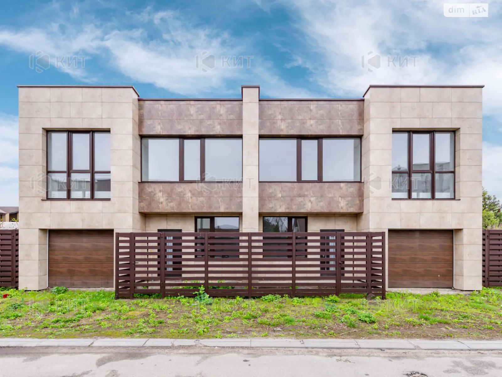 Продается дом на 2 этажа 206 кв. м с подвалом, цена: 195000 $ - фото 1