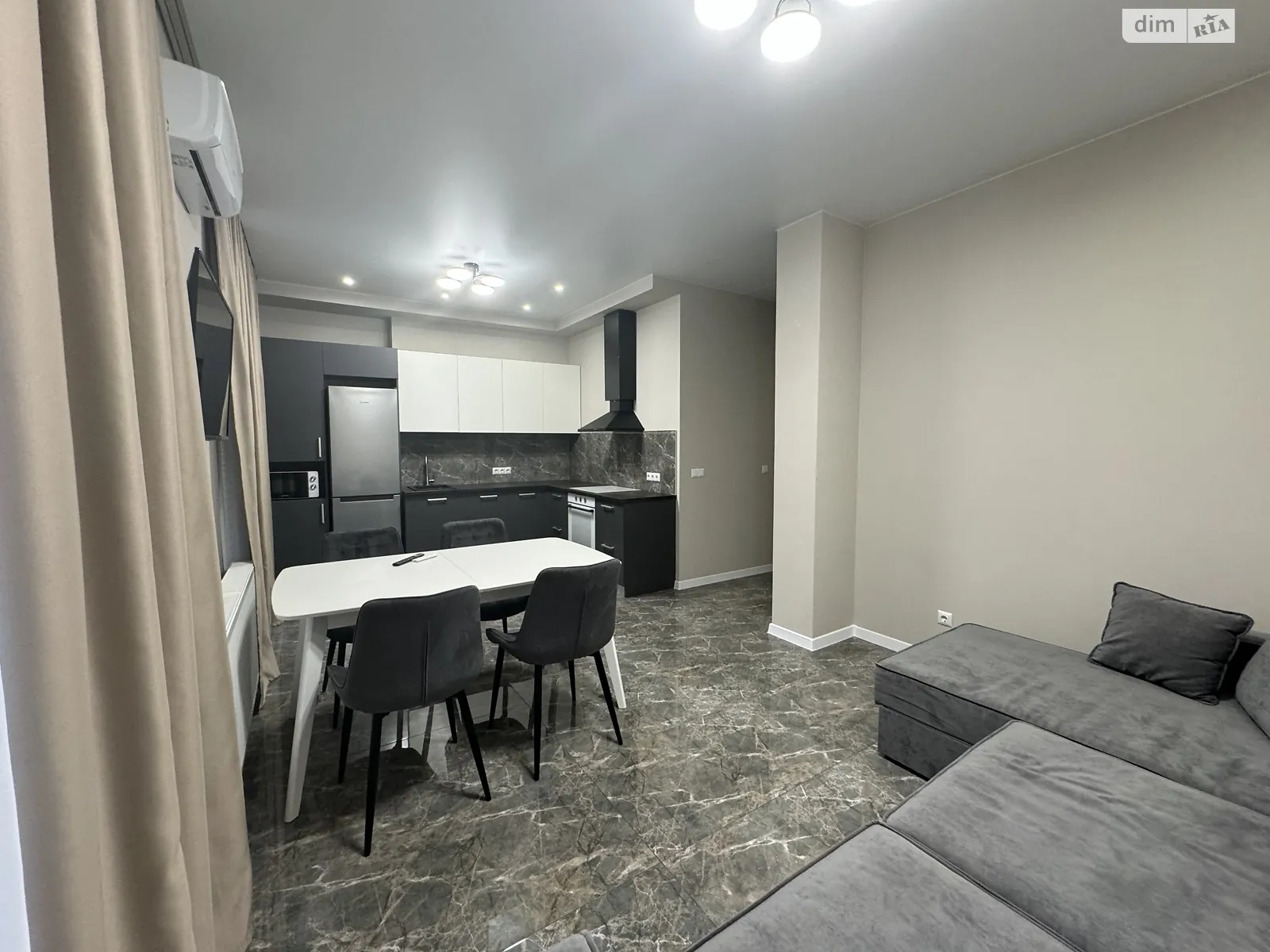 Продается 1-комнатная квартира 67 кв. м в Ужгороде, наб. Славянская, 23А - фото 1