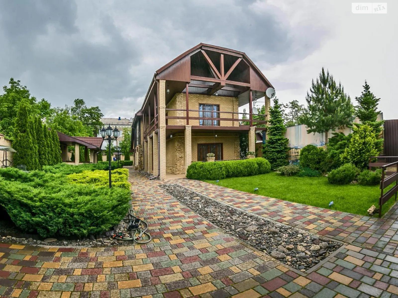 Продается дом на 2 этажа 200 кв. м с мансардой, цена: 155000 $ - фото 1