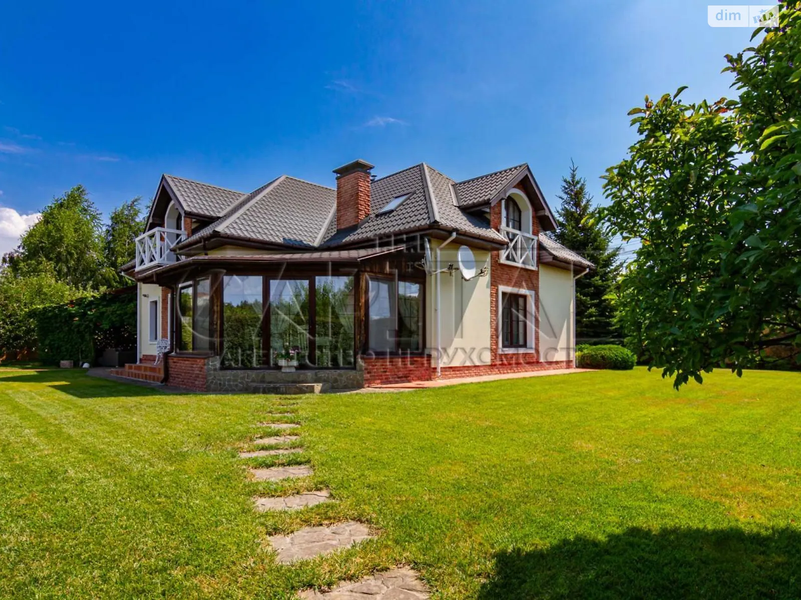 Продается дом на 2 этажа 250 кв. м с верандой, цена: 300000 $ - фото 1