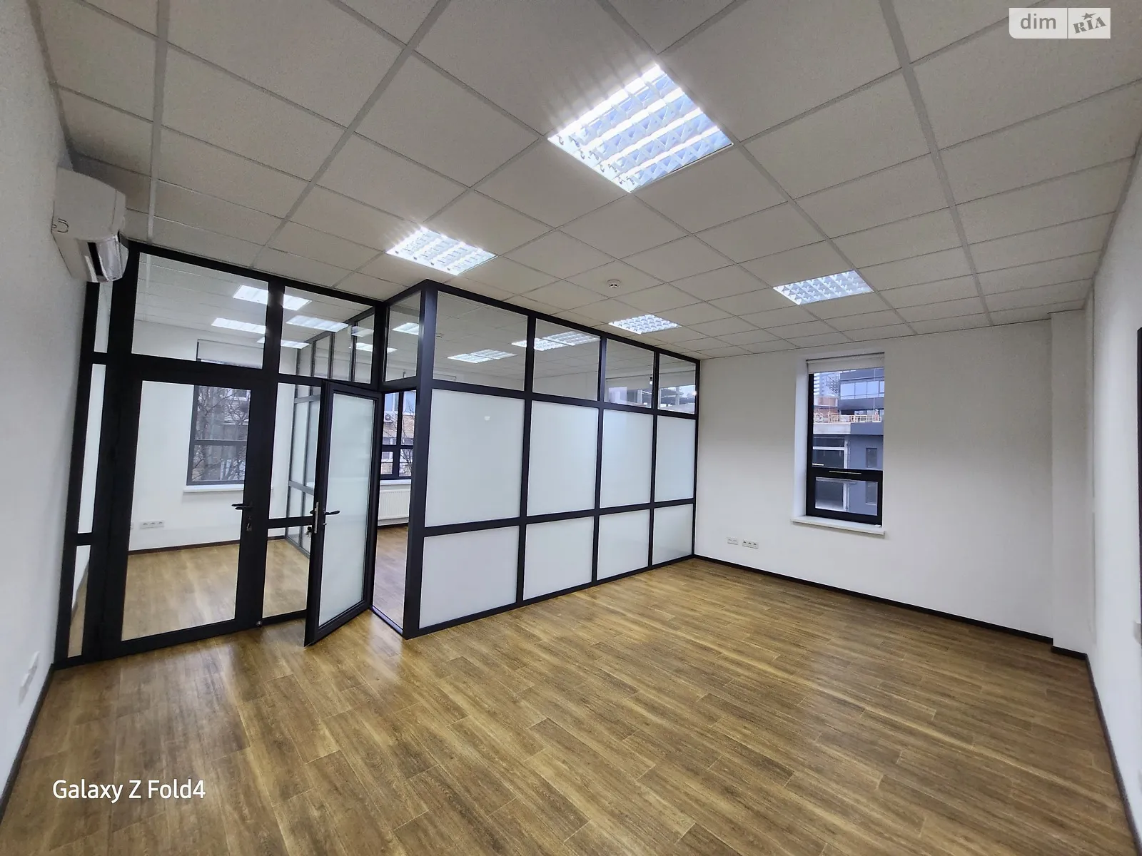 Сдается в аренду офис 130 кв. м в бизнес-центре, цена: 1690 $ - фото 1