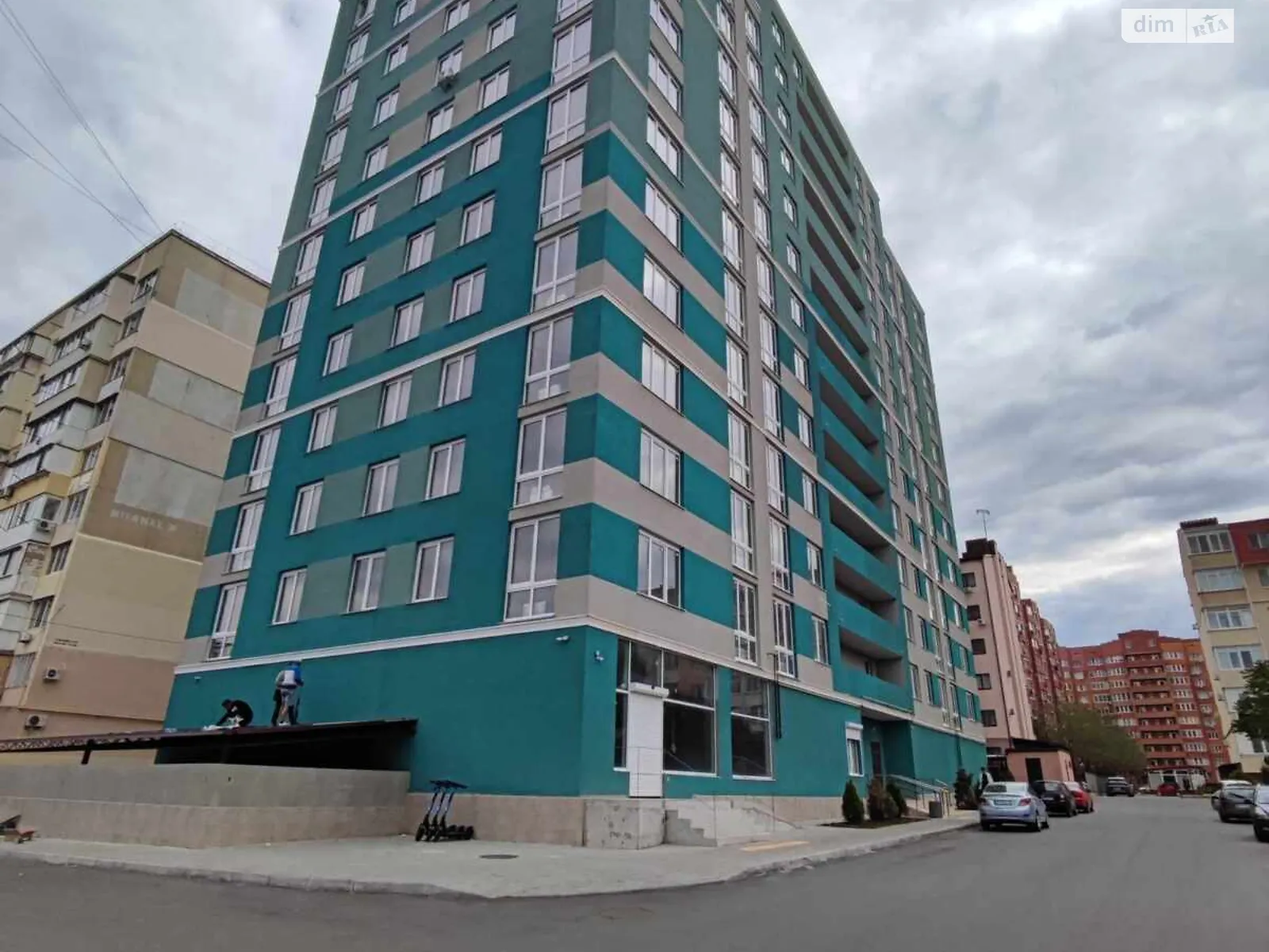 Продается 1-комнатная квартира 42 кв. м в Черноморске, ул. Парусная, 1С - фото 1