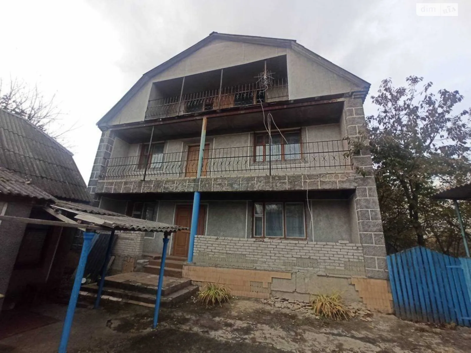 Продается дом на 3 этажа 240 кв. м с гаражом, цена: 19990 $ - фото 1