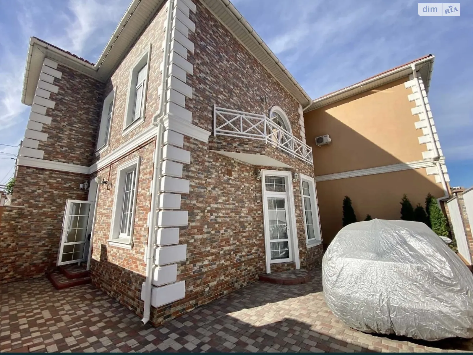 Продается дом на 3 этажа 233 кв. м с гаражом, цена: 350000 $ - фото 1