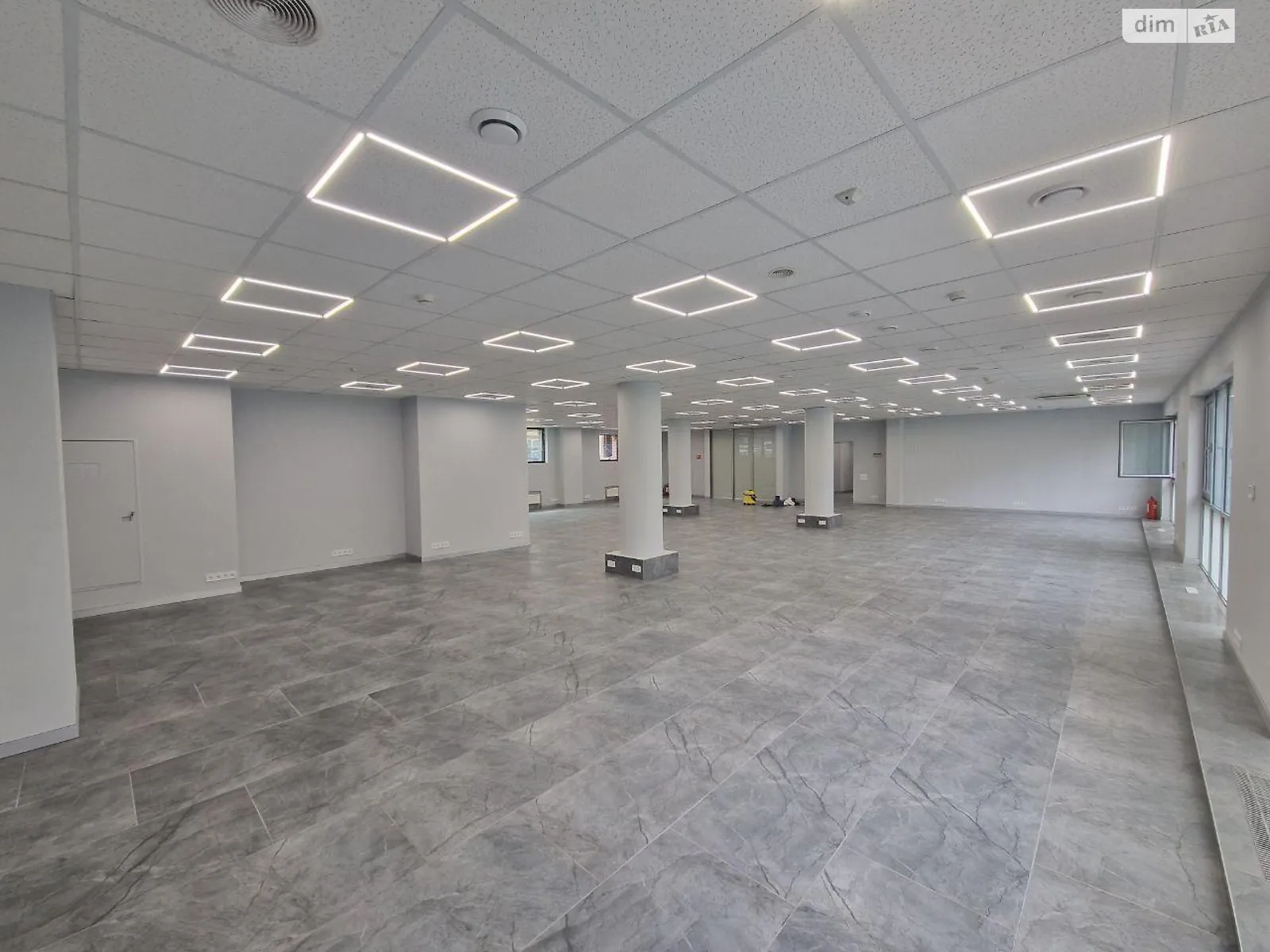 Сдается в аренду офис 320 кв. м в бизнес-центре, цена: 7000 $ - фото 1