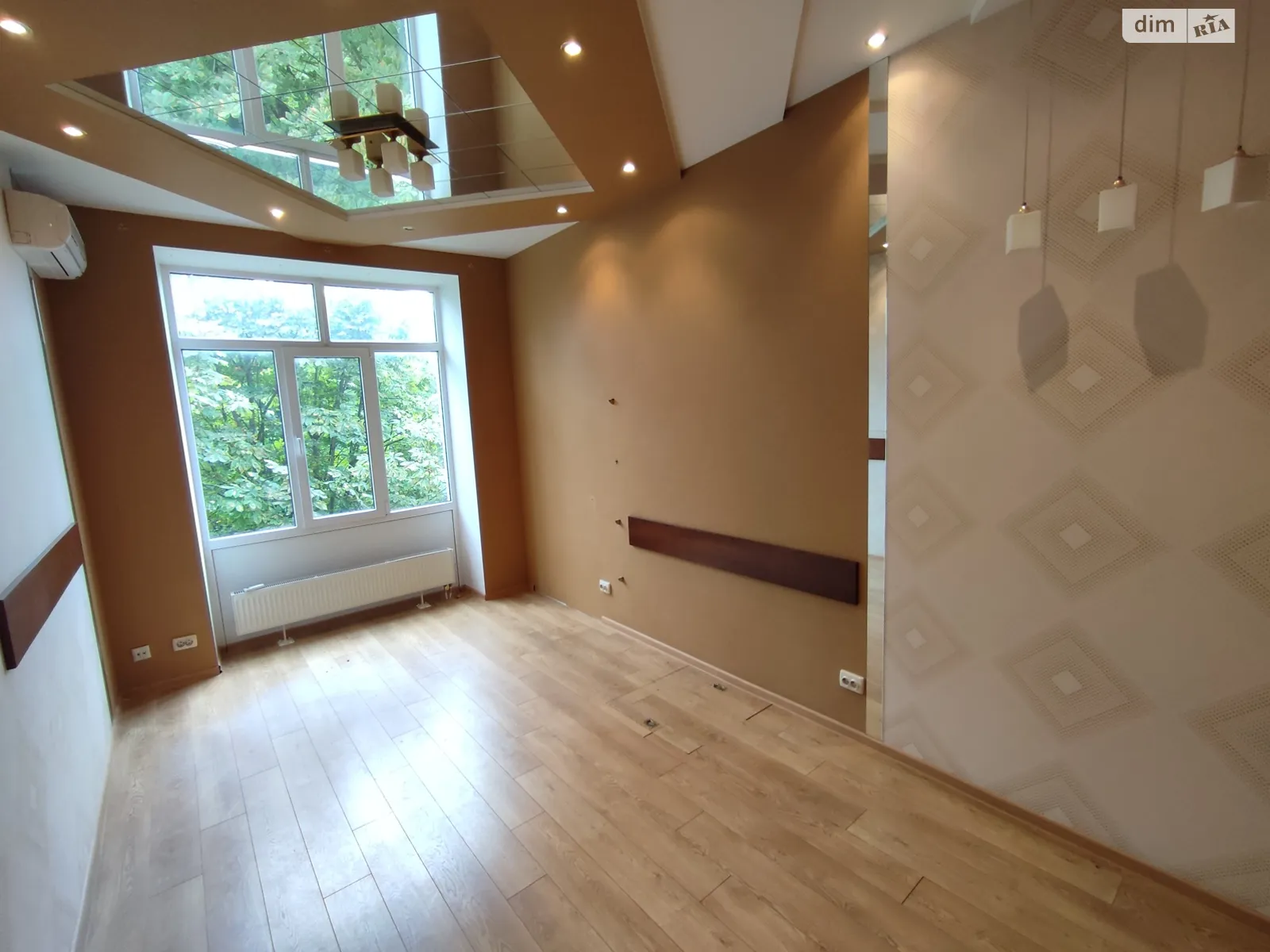 Продается офис 217 кв. м в бизнес-центре, цена: 90000 $ - фото 1