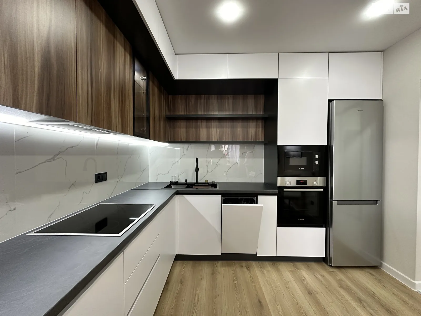 Продается 1-комнатная квартира 42 кв. м в Одессе, ул. Жемчужная, 9 - фото 1