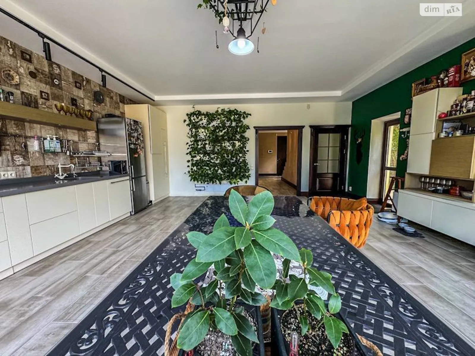 Продается дом на 2 этажа 257 кв. м с камином, цена: 210000 $ - фото 1