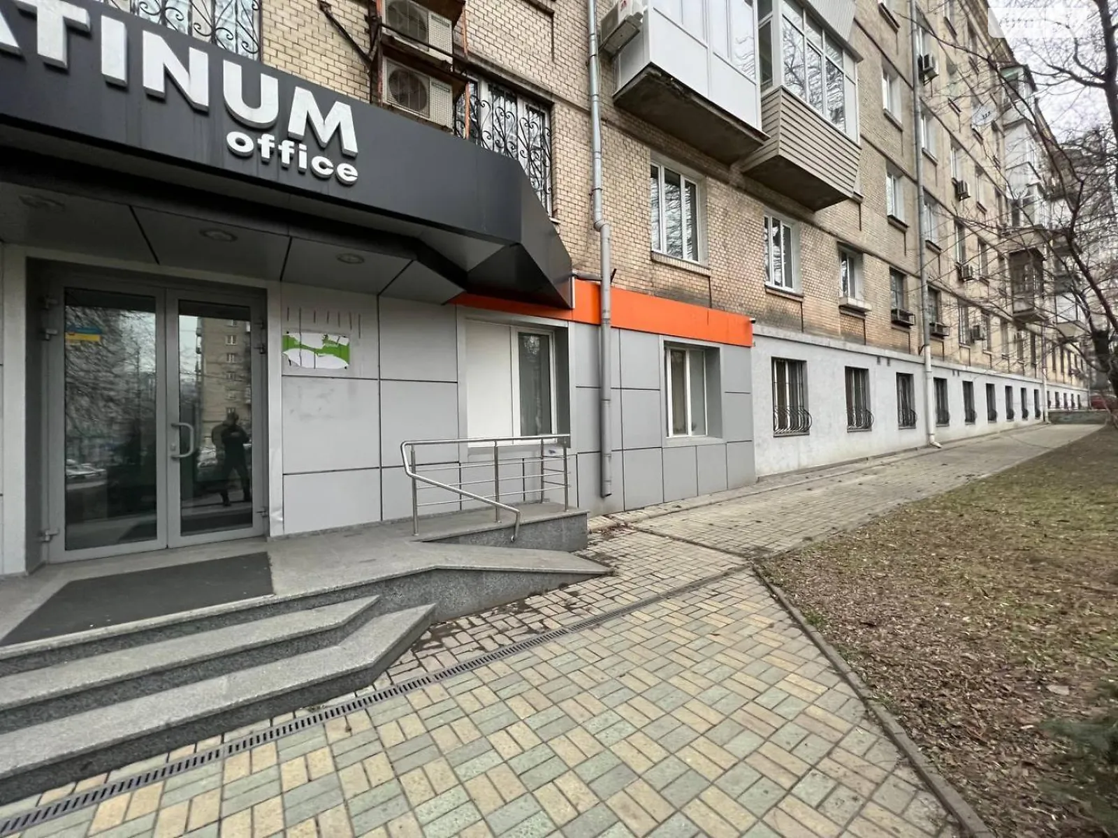 Сдается в аренду офис 450 кв. м в бизнес-центре, цена: 5570 $ - фото 1