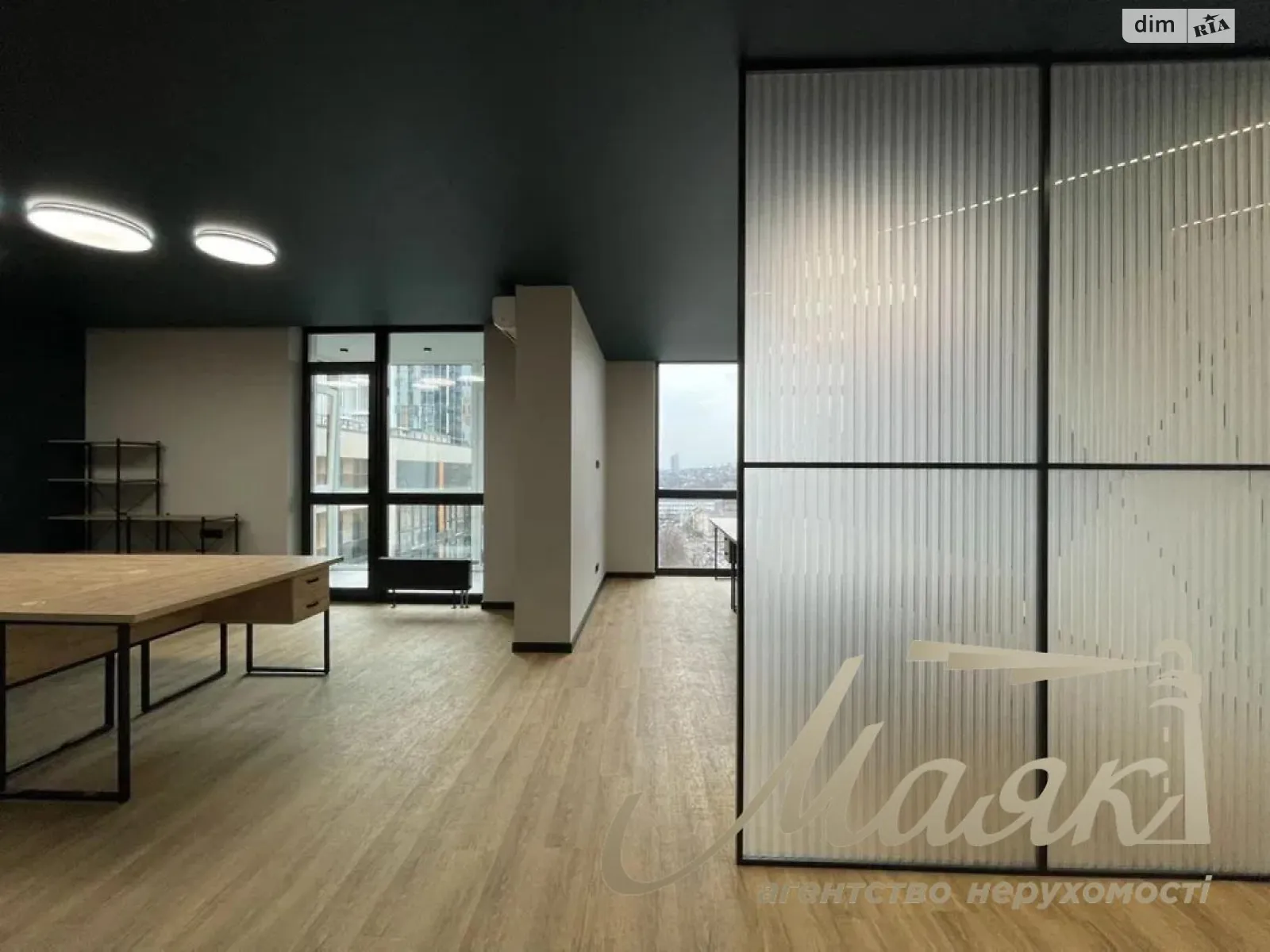 Сдается в аренду офис 105 кв. м в бизнес-центре, цена: 2500 $ - фото 1