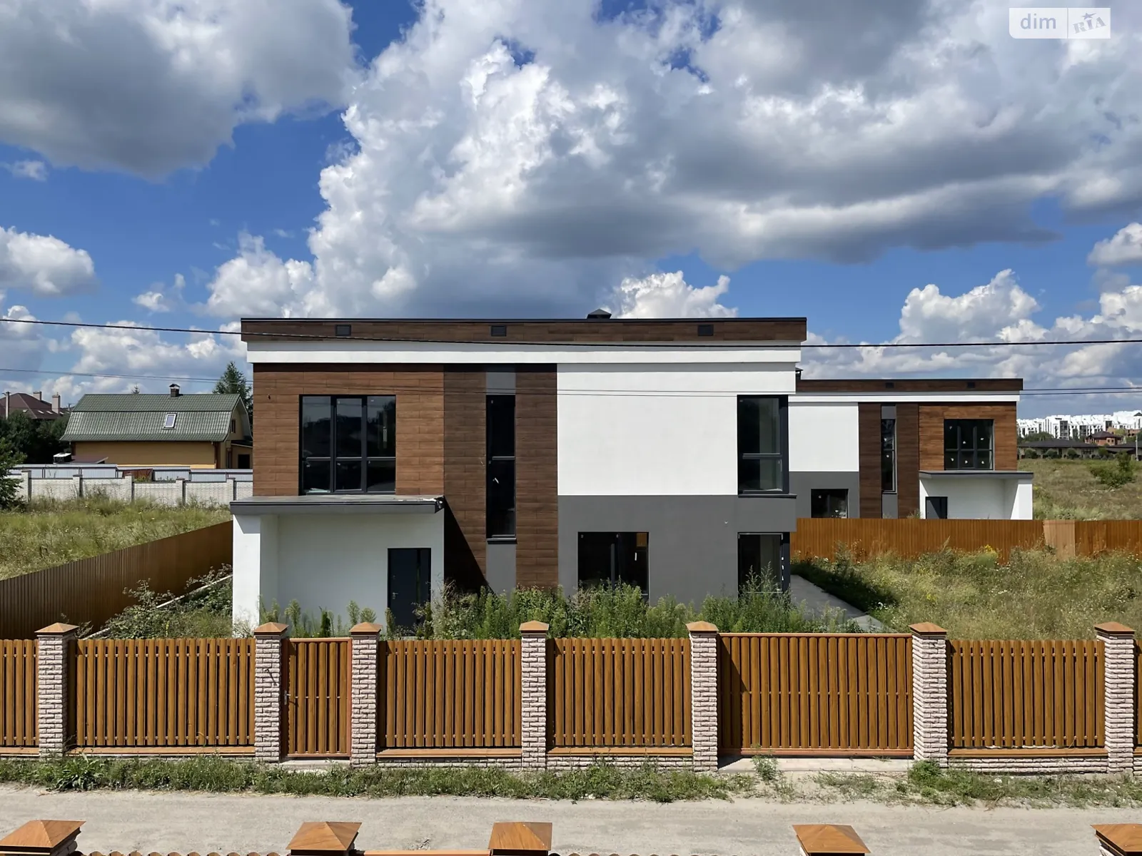 Продается дом на 2 этажа 180 кв. м с бассейном, цена: 180000 $ - фото 1