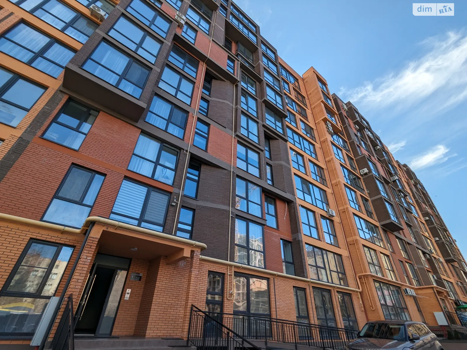 Продается 3-комнатная квартира 102 кв. м в Черновцах, ул. Ровенская, 8А - фото 1