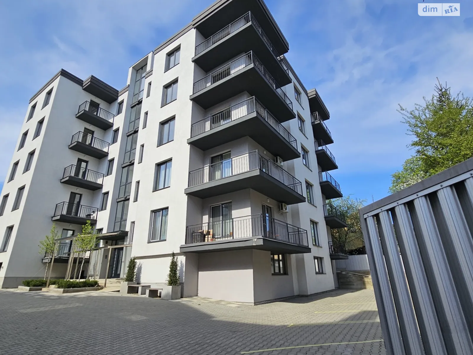 Продается 2-комнатная квартира 54 кв. м в Черновцах, ул. Козачука, 27А - фото 1
