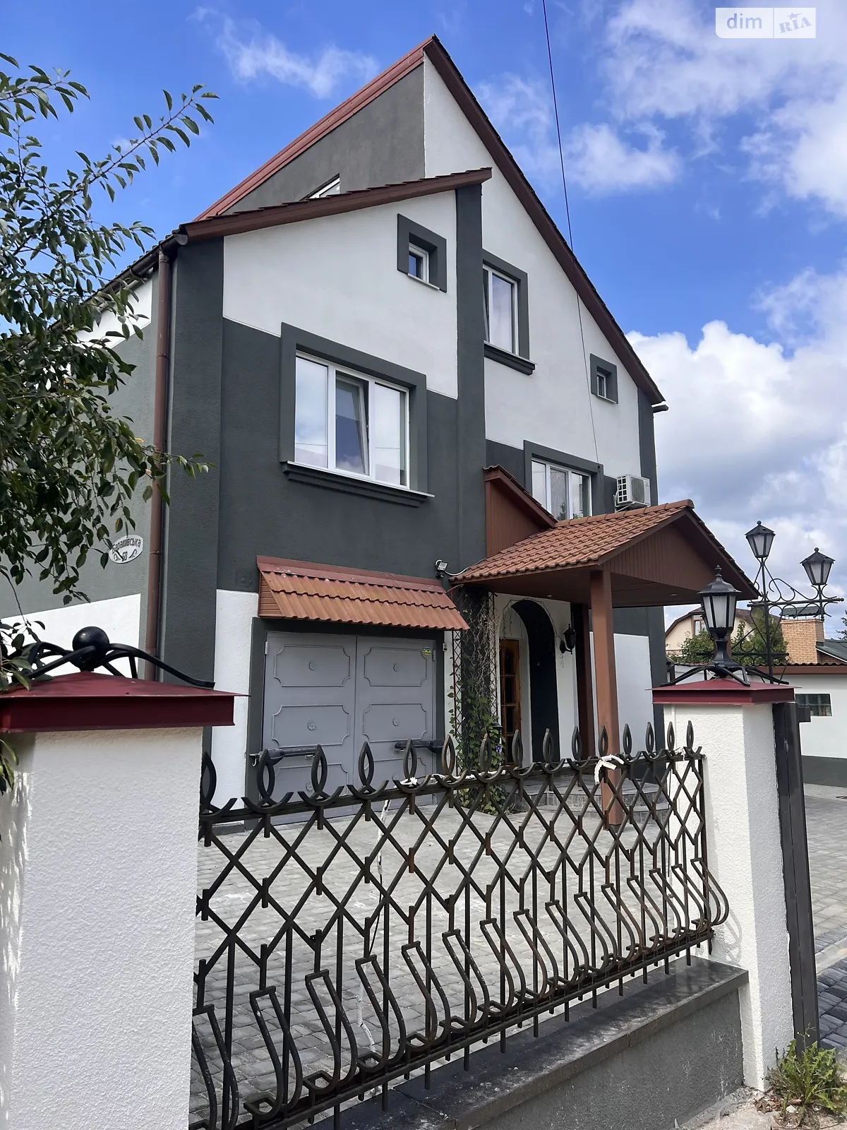 Продается дом на 3 этажа 259.7 кв. м с террасой - фото 2