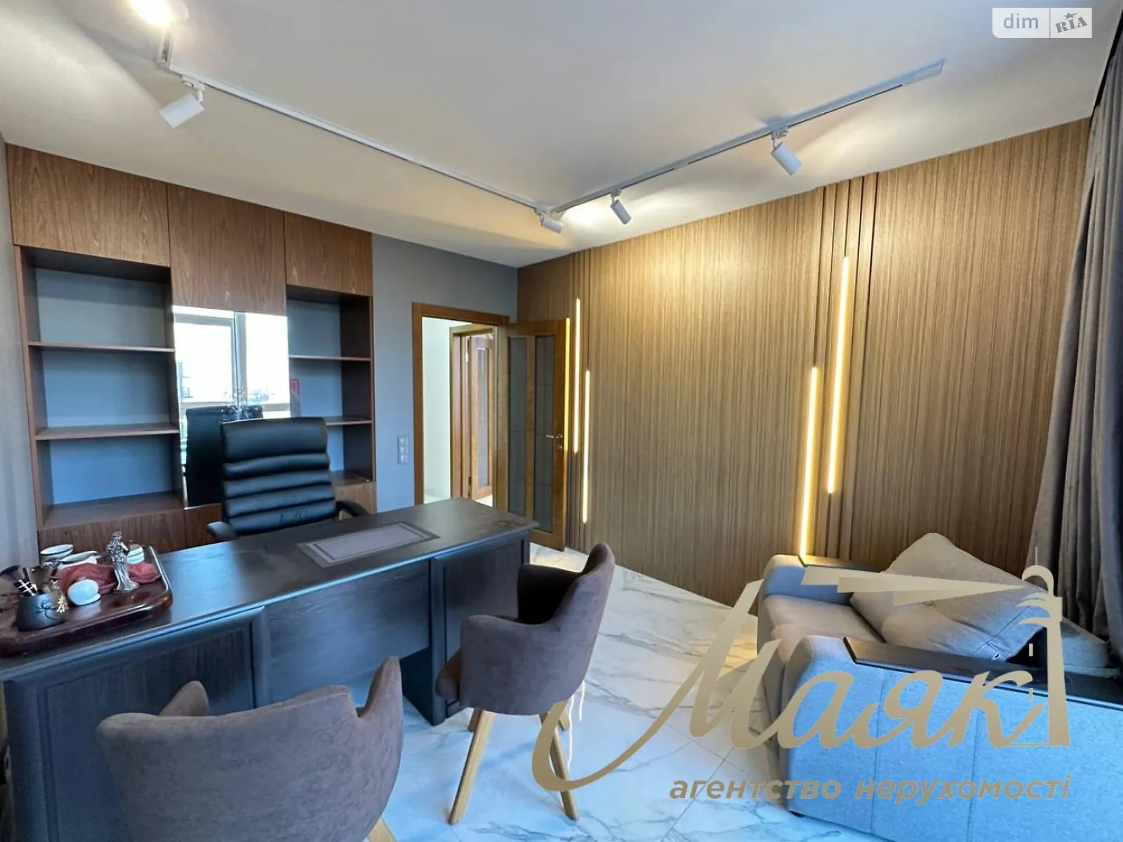 Здається в оренду офіс 65 кв. м в бізнес-центрі, цена: 1300 $ - фото 1