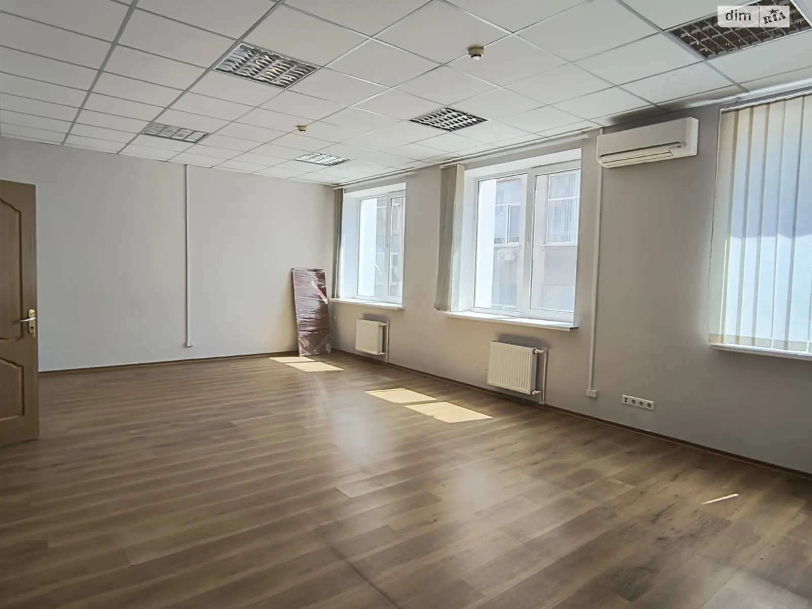 Здається в оренду офіс 40 кв. м в бізнес-центрі, цена: 16000 грн - фото 1