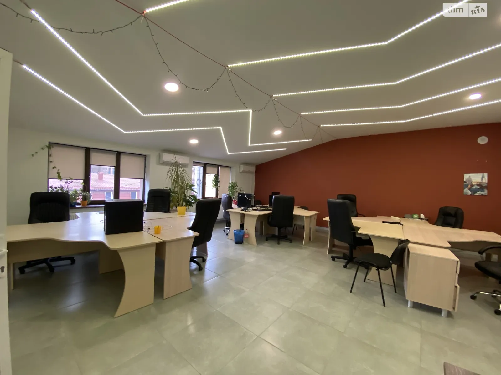 Сдается в аренду офис 200 кв. м в бизнес-центре, цена: 2200 $ - фото 1