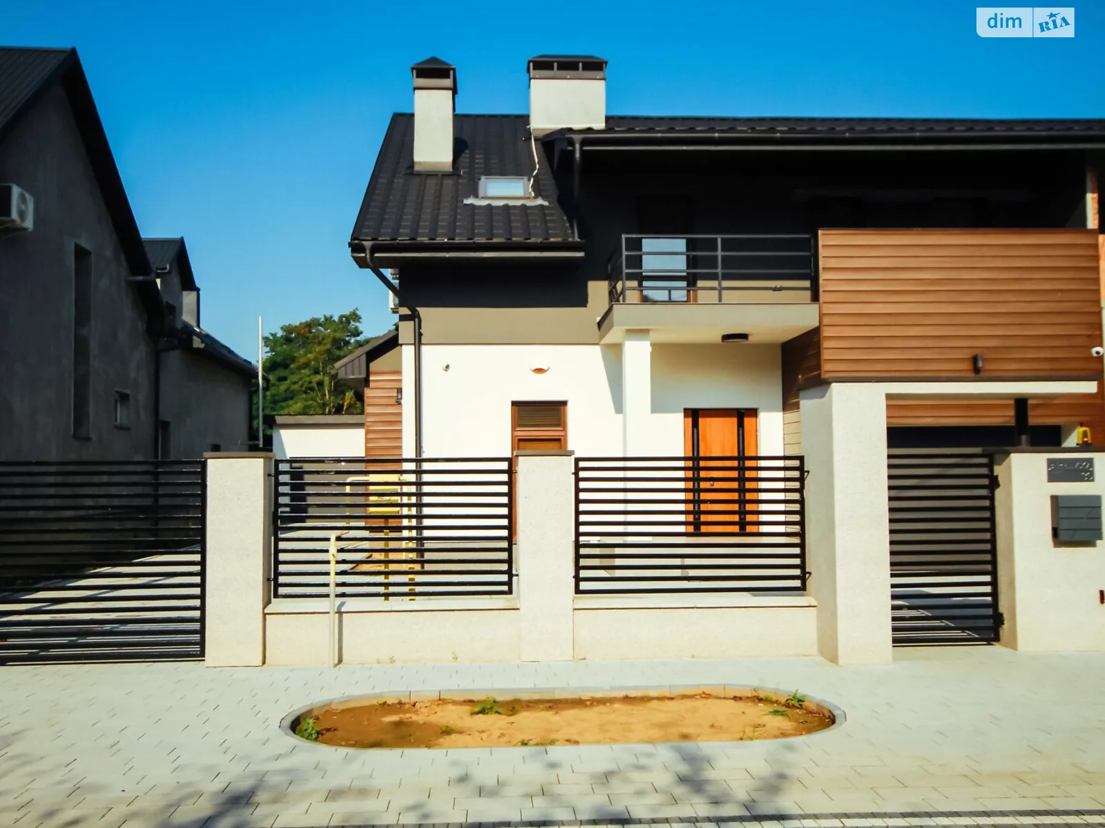 Продається будинок 2 поверховий 200 кв. м з каміном, цена: 180000 € - фото 1