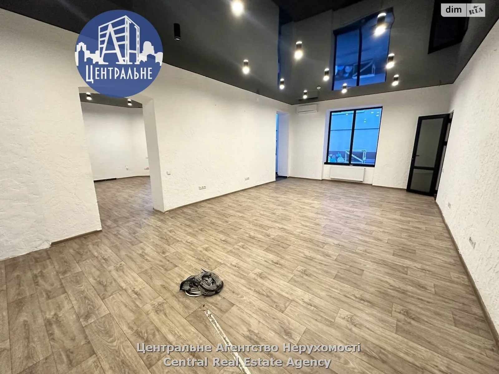 Сдается в аренду офис 150 кв. м в бизнес-центре, цена: 1500 $ - фото 1