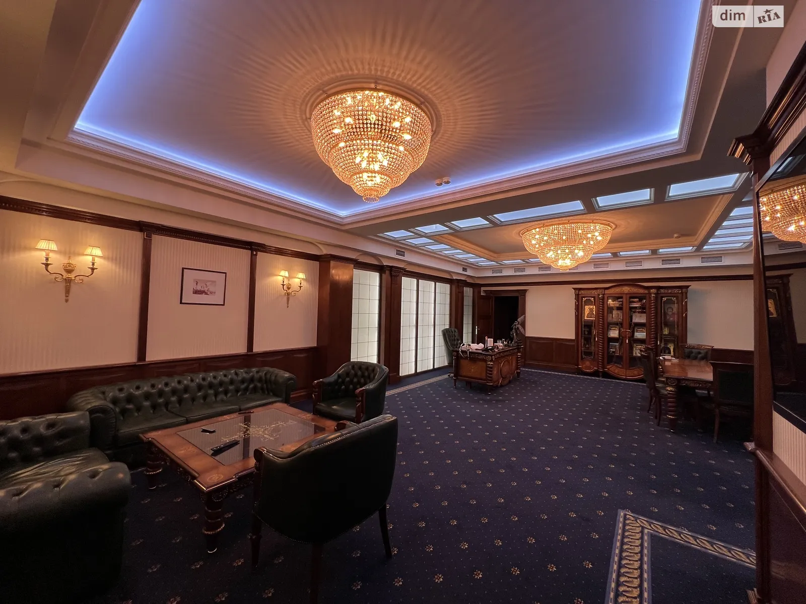 Продается офис 170 кв. м в бизнес-центре, цена: 200000 $ - фото 1