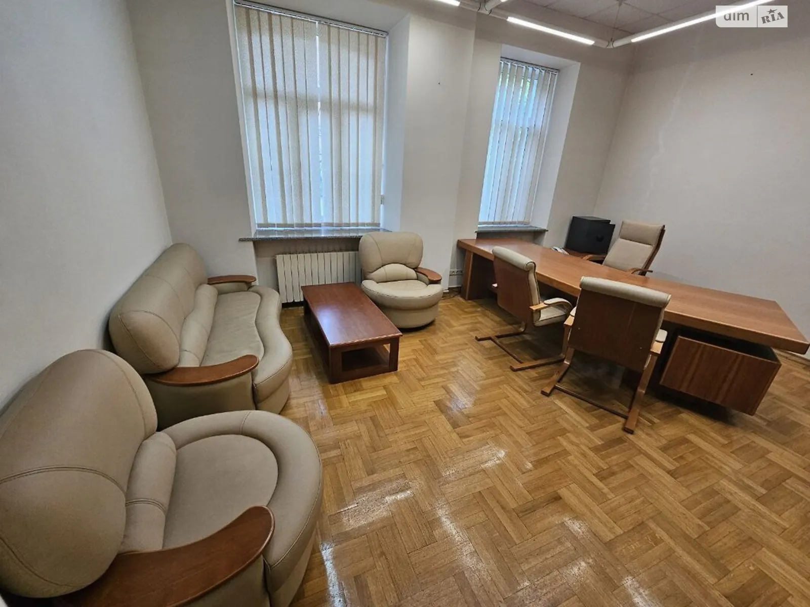 Сдается в аренду офис 220 кв. м в бизнес-центре, цена: 2400 $ - фото 1