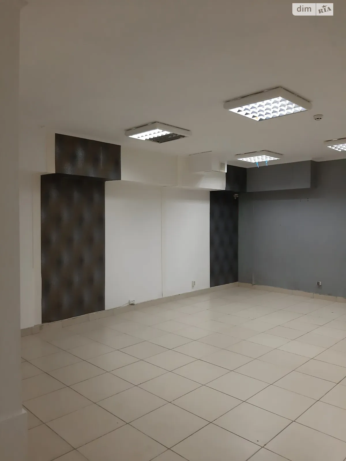 Сдается в аренду офис 80 кв. м в бизнес-центре, цена: 200 $ - фото 1