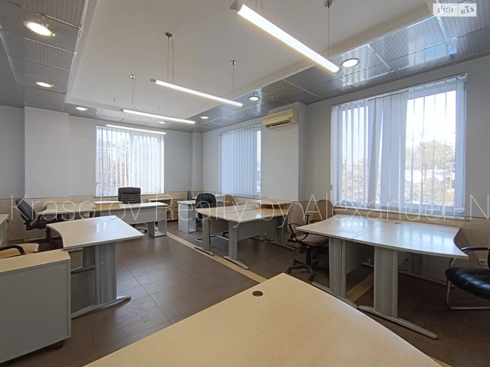Сдается в аренду офис 100 кв. м в бизнес-центре, цена: 800 $ - фото 1