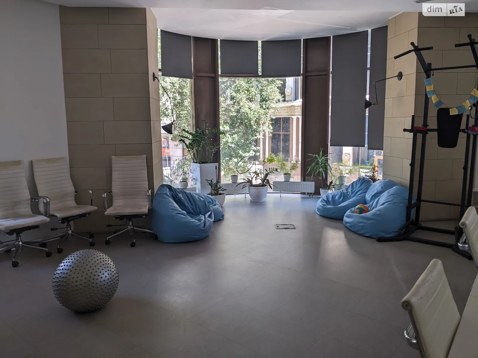 Сдается в аренду офис 160 кв. м в бизнес-центре, цена: 2400 $ - фото 1