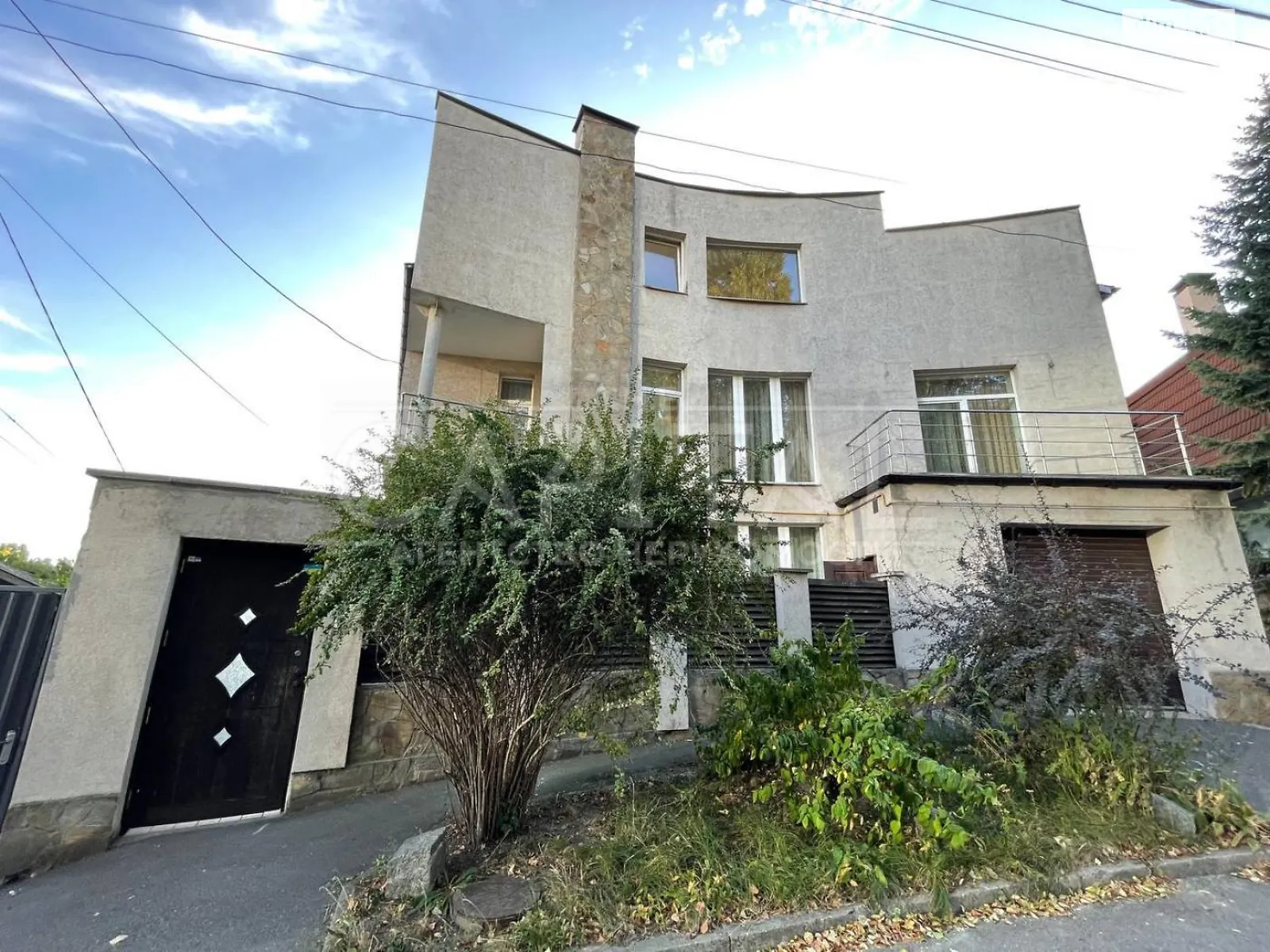 Сдается в аренду дом на 3 этажа 416 кв. м с верандой, цена: 2600 $ - фото 1