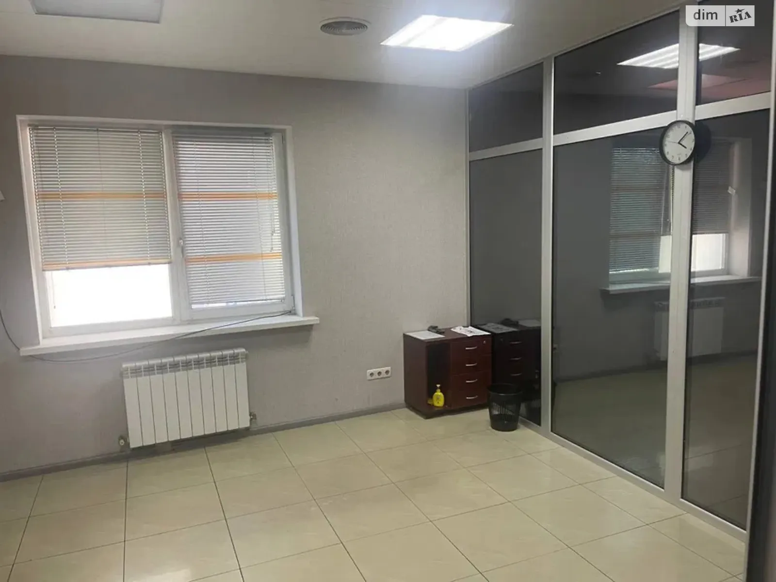 Сдается в аренду офис 15 кв. м в бизнес-центре, цена: 5000 грн - фото 1