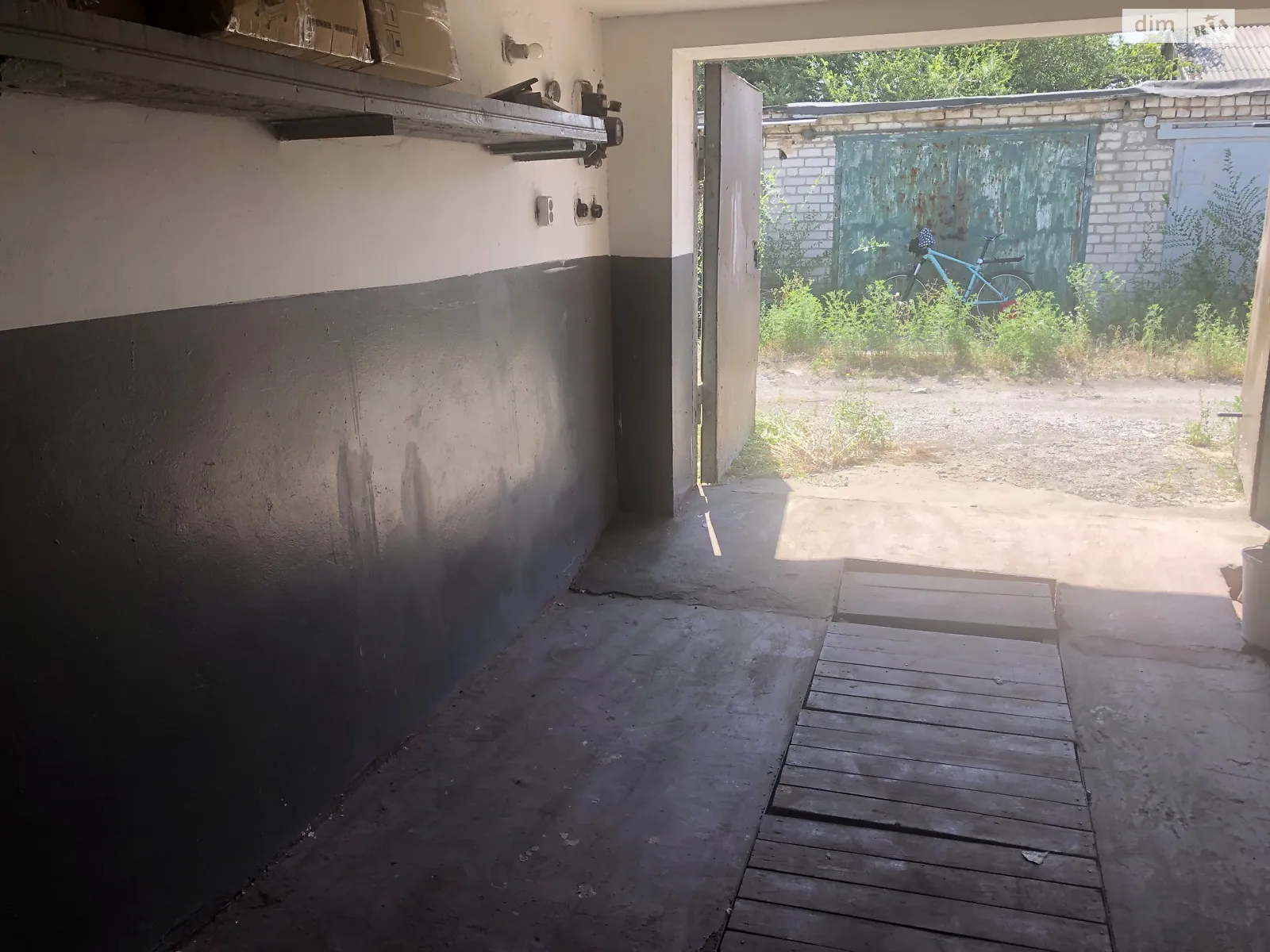 Продается место в гаражном кооперативе под легковое авто на 17 кв. м, цена: 4000 $ - фото 1