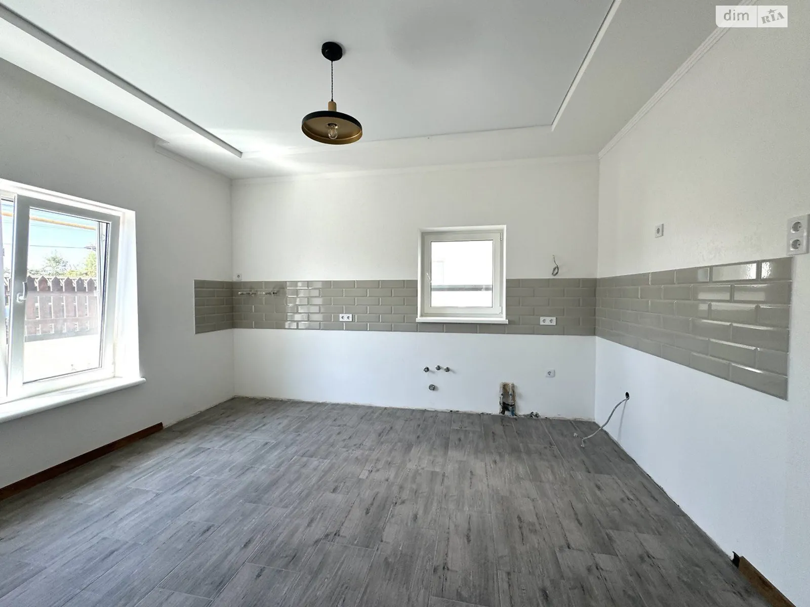 Продается дом на 2 этажа 165 кв. м с бассейном, цена: 128000 $ - фото 1