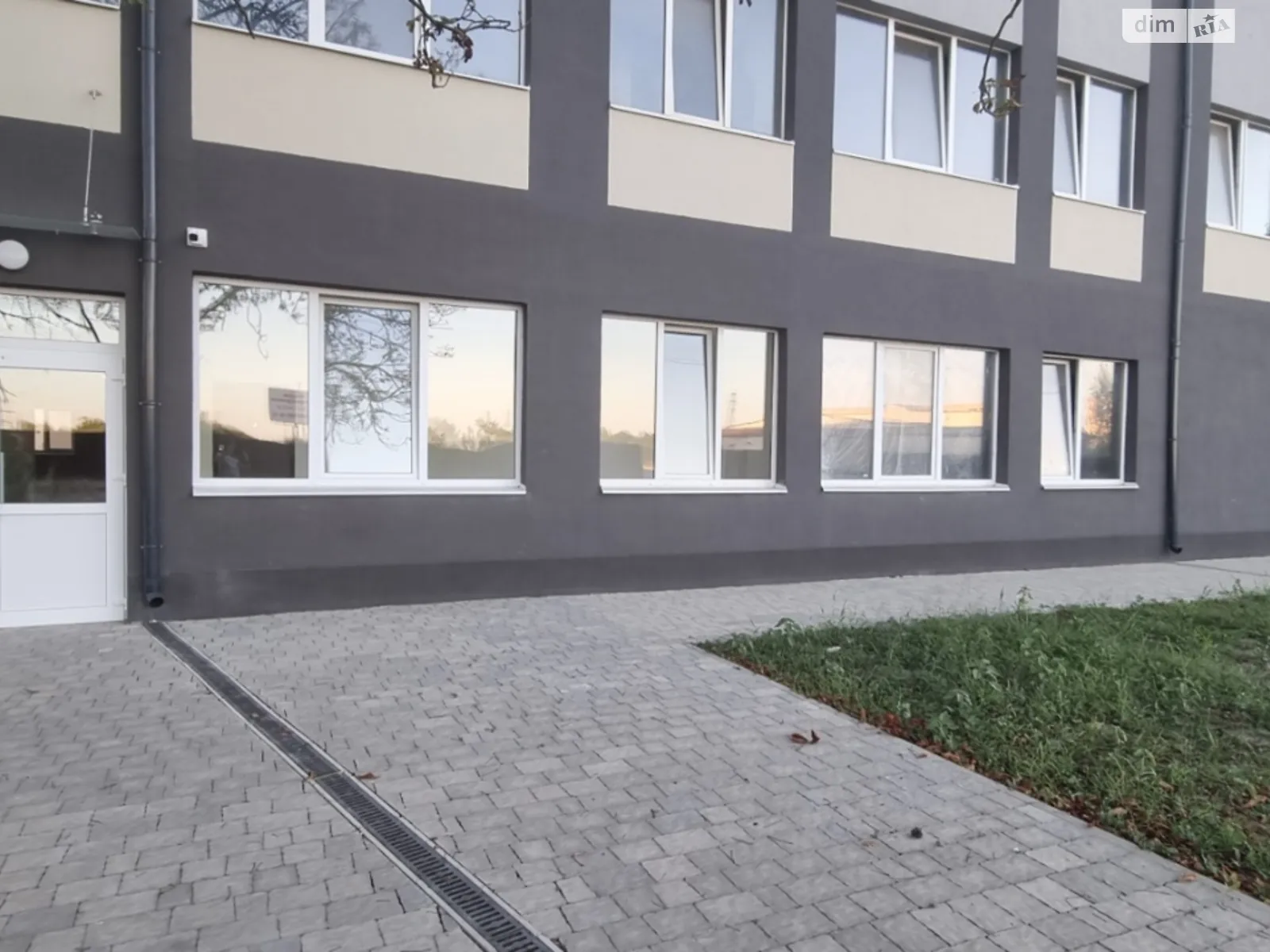 Продается 1-комнатная квартира 40.1 кв. м в Ужгороде, ул. Сергея Мартина(Парижской Коммуны), 4 - фото 1