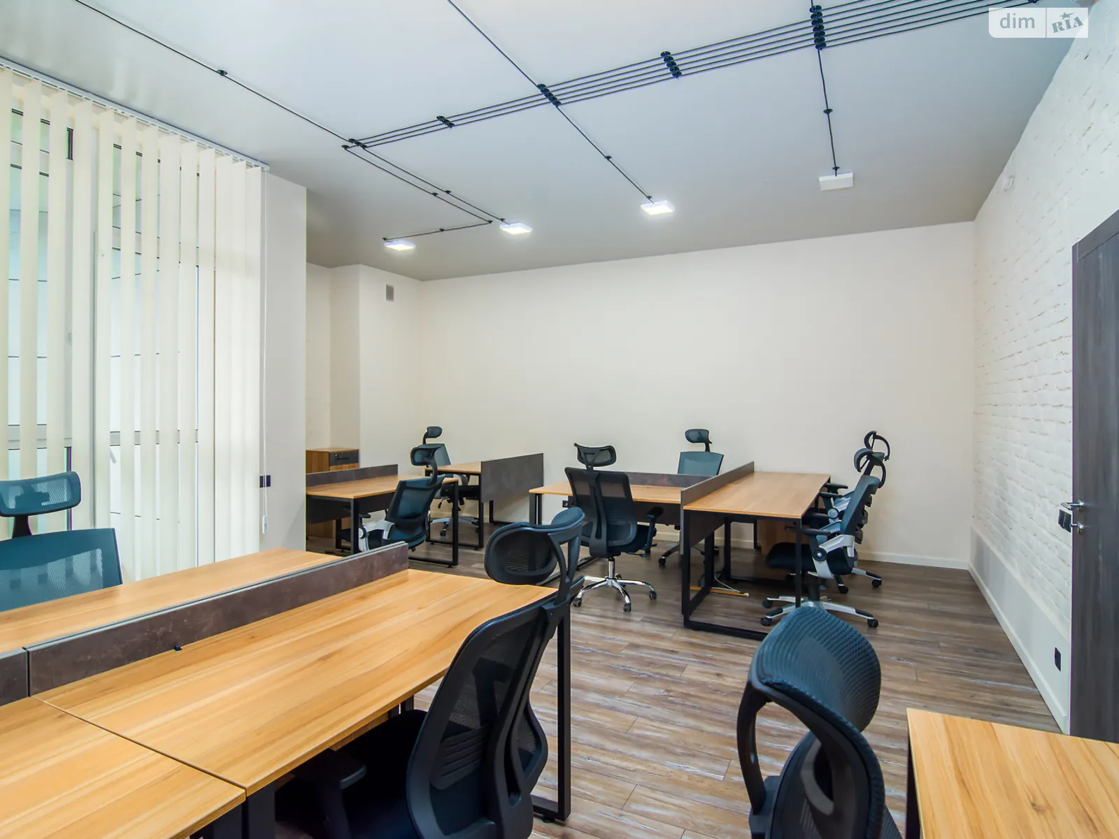 Сдается в аренду офис 140 кв. м в бизнес-центре, цена: 2500 $ - фото 1
