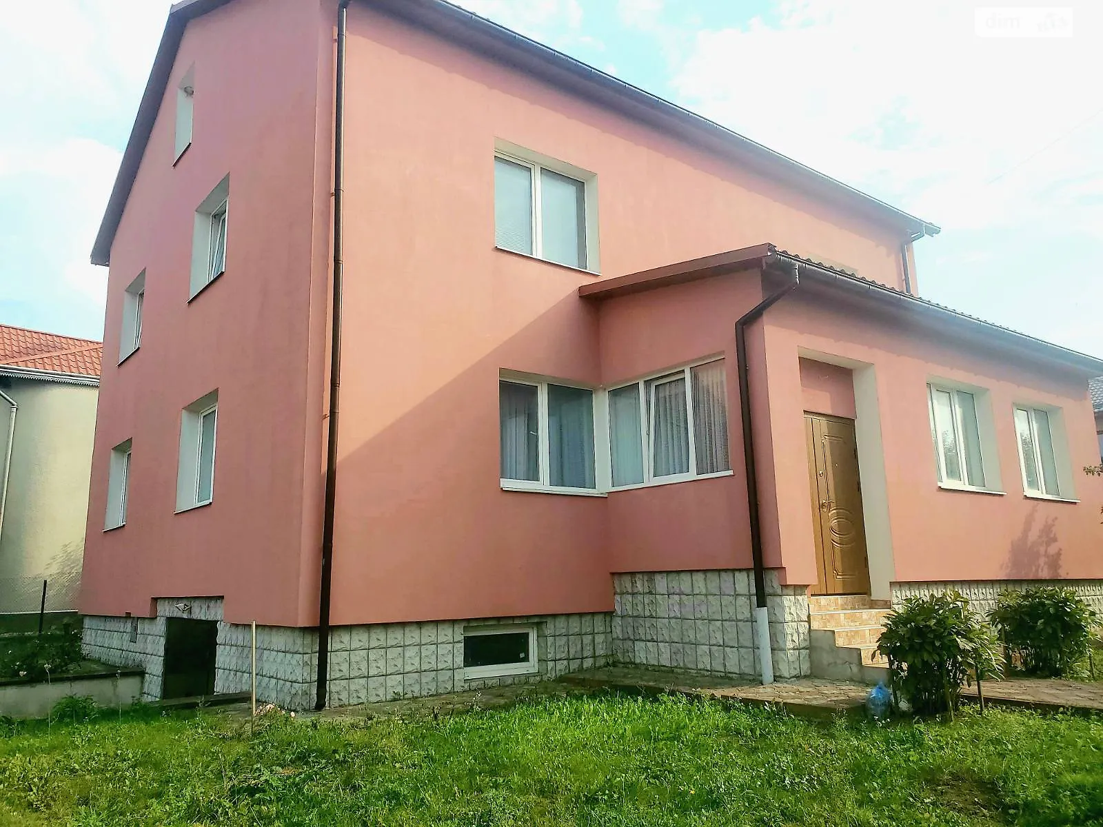 Продается дом на 3 этажа 320 кв. м с бассейном, цена: 215000 $ - фото 1
