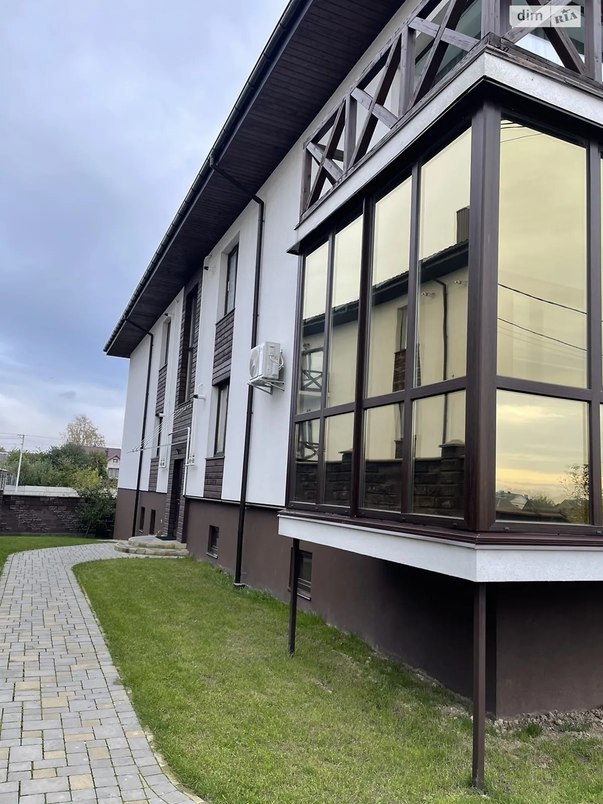 Продається 2-кімнатна квартира 109.9 кв. м у Рівному, вул. Смотрицького, 17 - фото 1