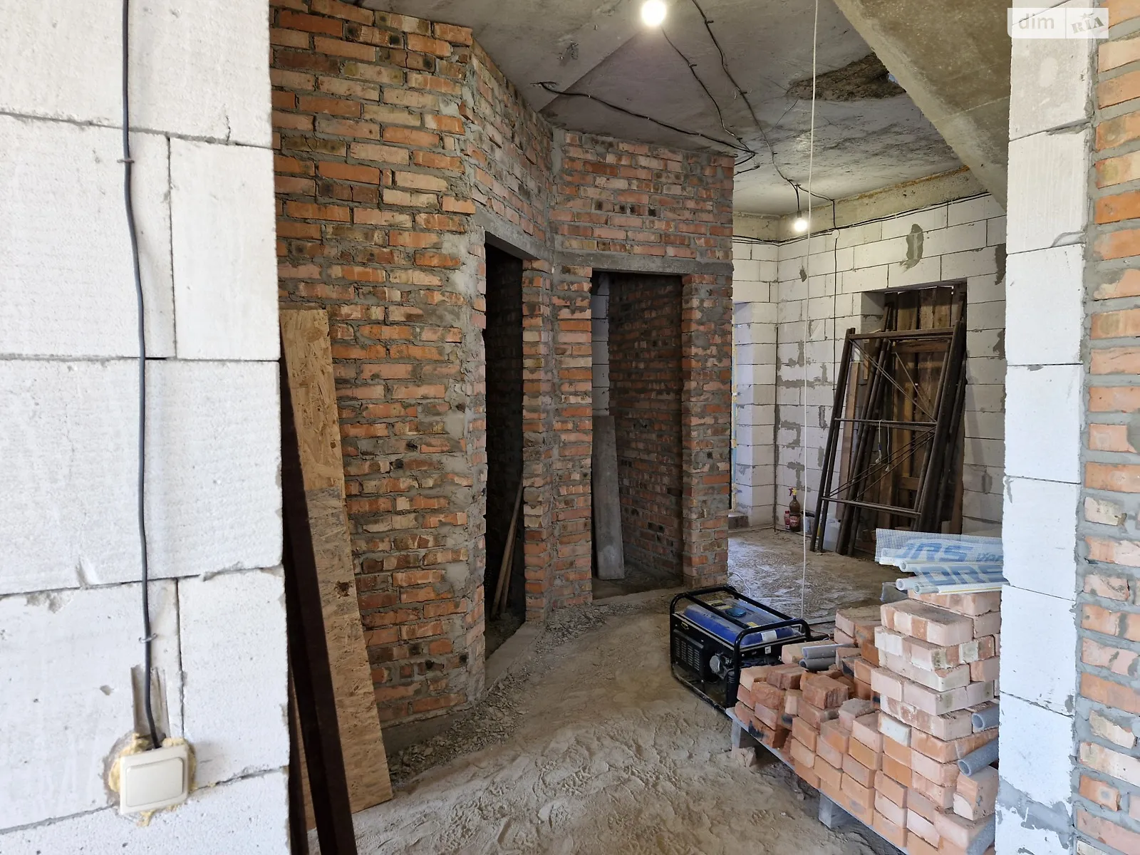 Продается дом на 2 этажа 213.8 кв. м с гаражом, цена: 70000 $ - фото 1
