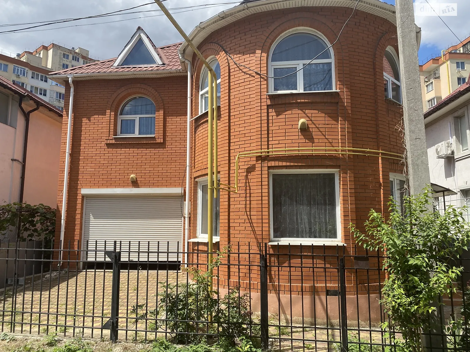 Продается дом на 3 этажа 320 кв. м с камином, цена: 115000 $ - фото 1